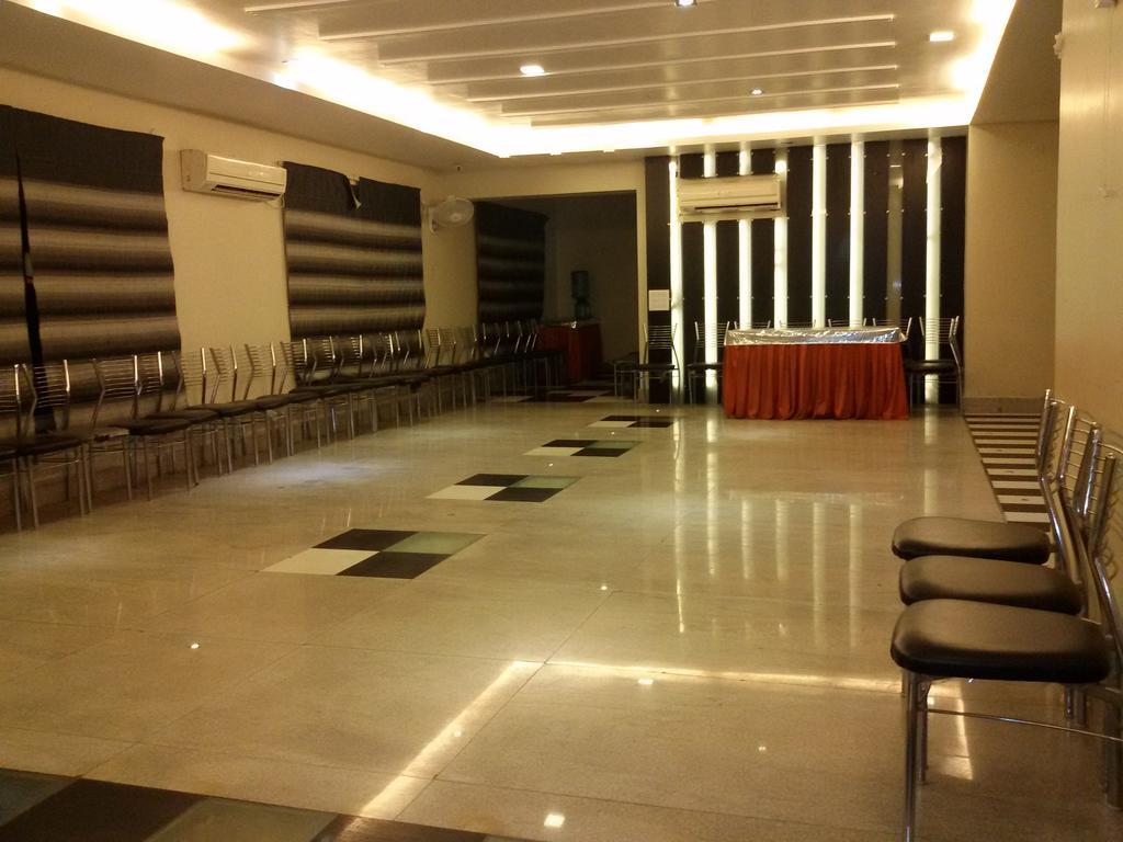 The Sapphire Grand Hotel Varanasi Exterior foto